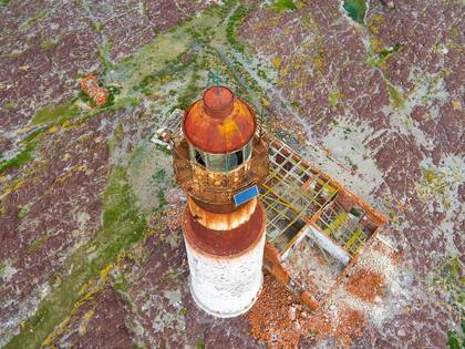 El faro de Isla Pigüino, en Santa Cruz. Desde arriba se aprecia el mal estado de la casa del "farero".