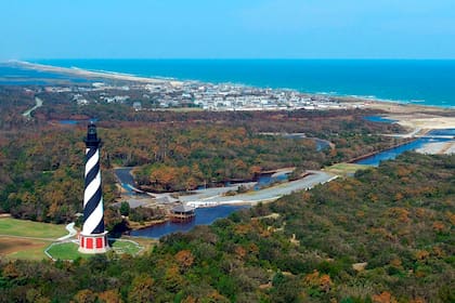 El faro de la Hatteras, ciudad de Carolina del Norte ubicada al sur de Roanoke