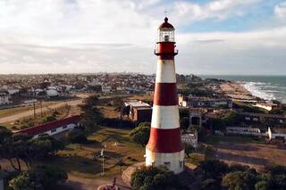 Una denuncia busca dar de baja la construcción de un bar al lado del Faro de la Memoria
