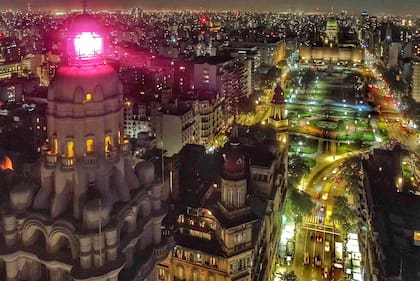 El Faro del histórico Palacio Barolo, ícono de la Ciudad de Buenos Aires, se iluminará de color rosa durante todas las noches de octubre para poner un foco de atención en la prevención del cáncer de mama,