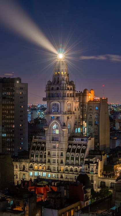 El faro del Palacio Barolo y su luz, representan el punto más cercano a Dios y la limpieza de alma que solo algunos pueden conseguir. Allí es donde habría desaparecido un hombre que refaccionaba el aparato (Fuente: Mauro Ledesma – Instagram @mled87)