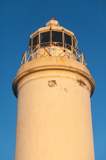 El faro funciona por fotocélula.