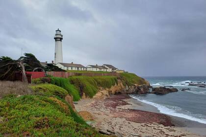 El faro Pigeon Point, a unos 10 minutos en auto del centro del pueblo de Pescadero, California