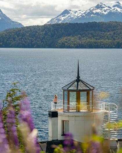 El faro que da nombre al hotel es una de sus postales más icónicas.