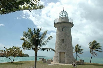 El faro revestido en coral de 20 metros de altura es la atracción estrella de Boca Chita y ofrece vistas panorámicas del mar y la ciudad