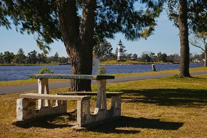 El faro se ubica en el vértice noroeste de la Isla del Complejo del Lago municipal de la ciudad de Colón