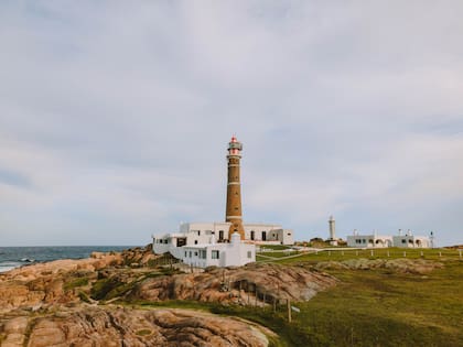 El faro tiene su acceso cerrado y pertenece al Estado