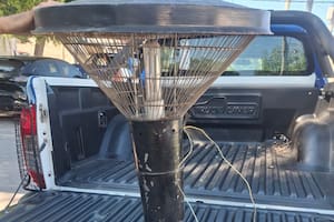 Robó un gran farol de un cementerio, lo filmaron cargándolo y terminó detenido