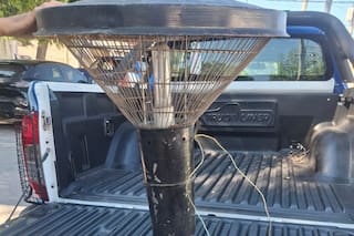 Robó un gran farol de un cementerio, lo filmaron cargándolo y terminó detenido