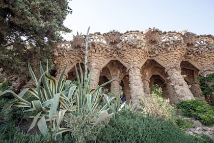 El fascinante Park Güell se convirtió en un hito imprescindible de viajeros. Fue declarado Patrimonio Cultural de la Humanidad por la Unesco.