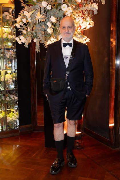El fashion maker Laurencio Adot fue el más excéntrico de todos en cuanto a look y llevó un smoking con bermudas, que combinó con una riñonera de Prada.