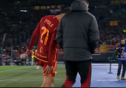 El fastidio de Dybala al irse lesionado a los 22 minutos del partido entre Roma y Fiorentina