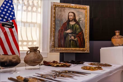 El FBI devolvió los 48 objetos históricos a Perú en una ceremonia llevada a cabo el 24 de marzo