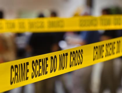 El FBI llegó al lugar en el marco de una investigación contra el magnate, pero con la colaboración de un equipo SWAT encontraron su cuerpo sin vida en el interior de su residencia