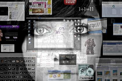 El Fear of Missing Out o FoMO (Miedo a quedarse afuera) es un tipo de angustia social que lleva al individuo a estar continuamente conectado a lo que los demás hacen y publican en las redes sociales