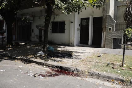La puerta de la casa de Felicia Negri, de 45 años, el 12 de marzo pasado, cuando su expareja, Luis Ranzini, de 53, le disparó en un intento de femicidio 
