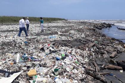 El fenómeno de la invasión de basura genera conflictos entre Honduras y Guatemala, ya que los residuos provienen del río Motagua, que en gran parte atraviesa este último país