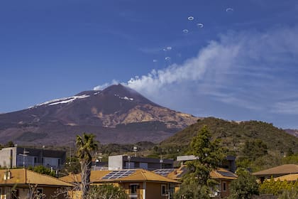 El fenómeno en el volcán Etna, en Sicilia. (AP/Giuseppe Di Stefano)