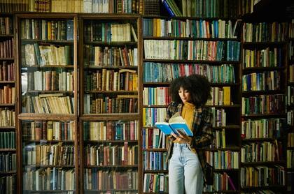 Muchas personas almacenan en su biblioteca personal tomos que ni siquiera han empezado ni ojeado la primera página.