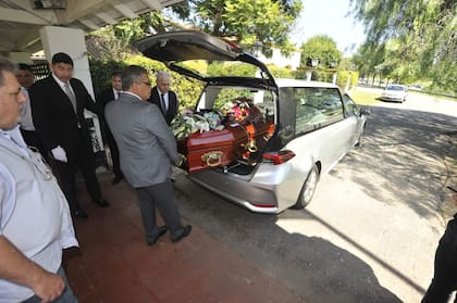 El féretro, cubierto de flores, fue trasladado hacia la capilla