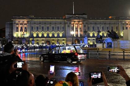 El féretro de la reina Isabel II llega al palacio de Buckingham