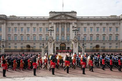El féretro de la reina Isabel II pasa por el Palacio de Buckingham en Londres, el lunes 19 de septiembre de 2022.
