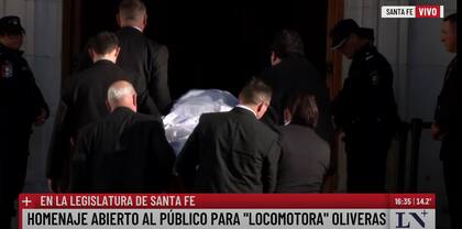 El féretro de "Locomotora" ingresando a la Legislatura de Santa Fe