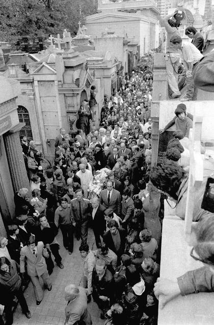 El féretro ingresa en el Cementerio de la Recoleta el 13 de mayo de 1974