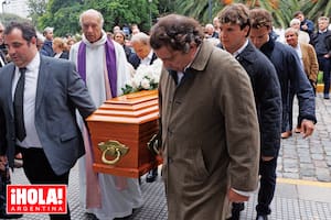 El féretro lo cargan sus hijos y sus nietos. A la izquierda, Juan Blaquier (fruto de su
segundo y último matrimonio, con Margarita Southam) y César Blaquier; también
se ve al sacerdote Carlos Barreiro, que ofició el responso. Del lado derecho, Luciano
Abellone (hijo de Margarita) y dos nietos de César, Rufino y Diógenes Blaquier