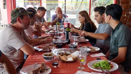 El fernet se toma en sociedad. Sobre todo después de un asado. Y eso fue exactamente a lo que nos invitaron nuestro amables guías cordobeses