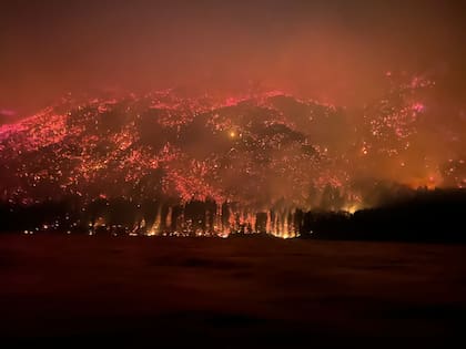 El feroz avance del fuego por el cerro Pirque