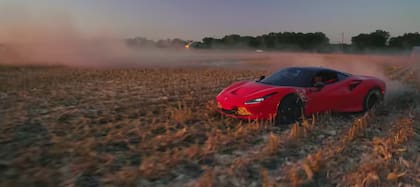 El Ferrari F8 a toda velocidad por un maizal seco