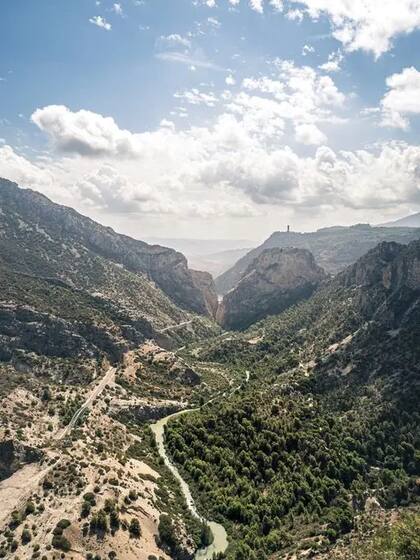 El "ferrocarril del señor Henderson" atraviesa el impresionante Cañón de Las Buitreras, en la provincia española de Málaga