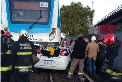 Los rescatistas removieron el techo del vehículo