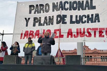 El ferroviario Rubén Sobrero fue uno de los oradores en el acto de la izquierda en la Plaza de Mayo; pidió a la CGT que active un paro nacional