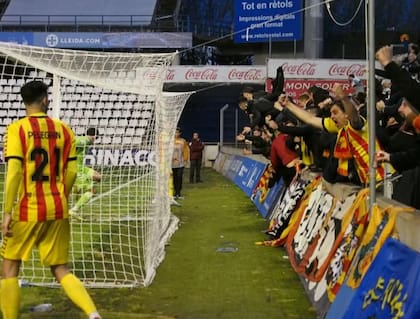 El fervor del Sant Andreu, en el gesto de uno de sus hinchas ante un gol del equipo