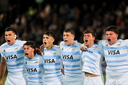 El fervor en el canto del himno nacional; con esa fuerza, los argentinos se impusieron en la batalla física a nada menos que los sudafricanos, una proeza en el rugby.