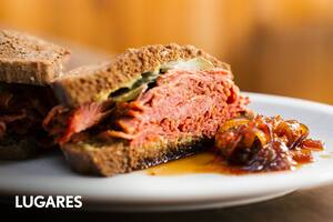 El festejado sándwich de pastrami de La Crespo.