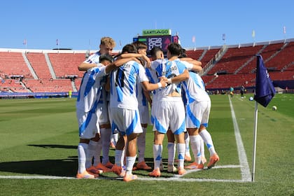 El festejo colectivo de la Argentina en e estadio Nacional, de Santiago; México, el próximo rival en los cuartos de final del Mundial Sub 20 de Chile