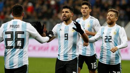 El festejo de Agüero con Pavón, que envió el centro previo