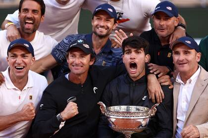 El festejo de Alcaraz con los integrantes de su equipo, entre ellos su coach y exnúmero 1 del mundo y campeón de Roland Garros 2003, el Mosquito Ferrero 