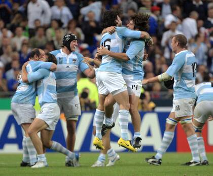 El festejo de aquel 17-12 de Argentina contra Francia en la inauguración del Mundial de 2007; los Pumas, incluido Patricio Albacete (tercero desde la izquierda), jugarían una semifinal y resultarían terceros.