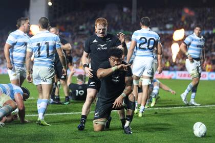 El festejo de Ardie Savea y la frustración de Los Pumas en la noche de Hamilton