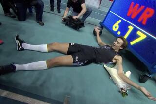 A los 20 años hizo historia en el atletismo mundial: saltó 6,17m y es récord