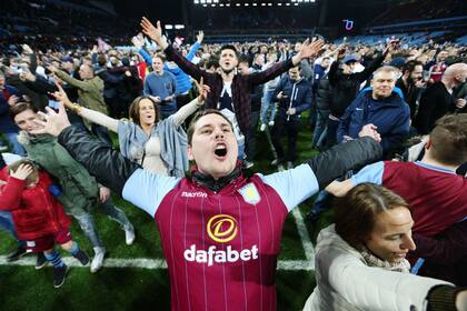 El festejo de Aston Villa terminó con invasión de cancha