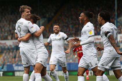 El festejo de Bamford tras anotar el 1-0 contra Fulham; Leeds terminó goleando por 3-0 y se afirmó como líder en el Championship