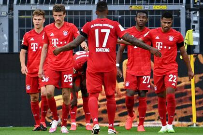 El festejo de Bayern, que ganó el clásico en el estadio del Dortmund y se encamina al título