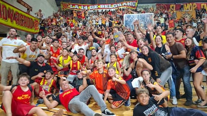 El festejo de Belgrano luego de ganar el clásico ante Regatas, empañado por la agresión al ayudante técnico del equipo visitante (https://diarioelnorte.com.ar/)