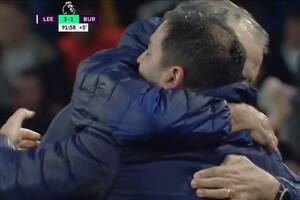 El festejo de Bielsa con su colaborador tras el tercer gol de Leeds