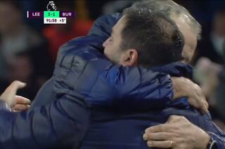 El emocionado abrazo de Bielsa con un ayudante tras un triunfo muy esperado por Leeds